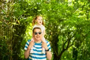 Toddler on dads shoulders 