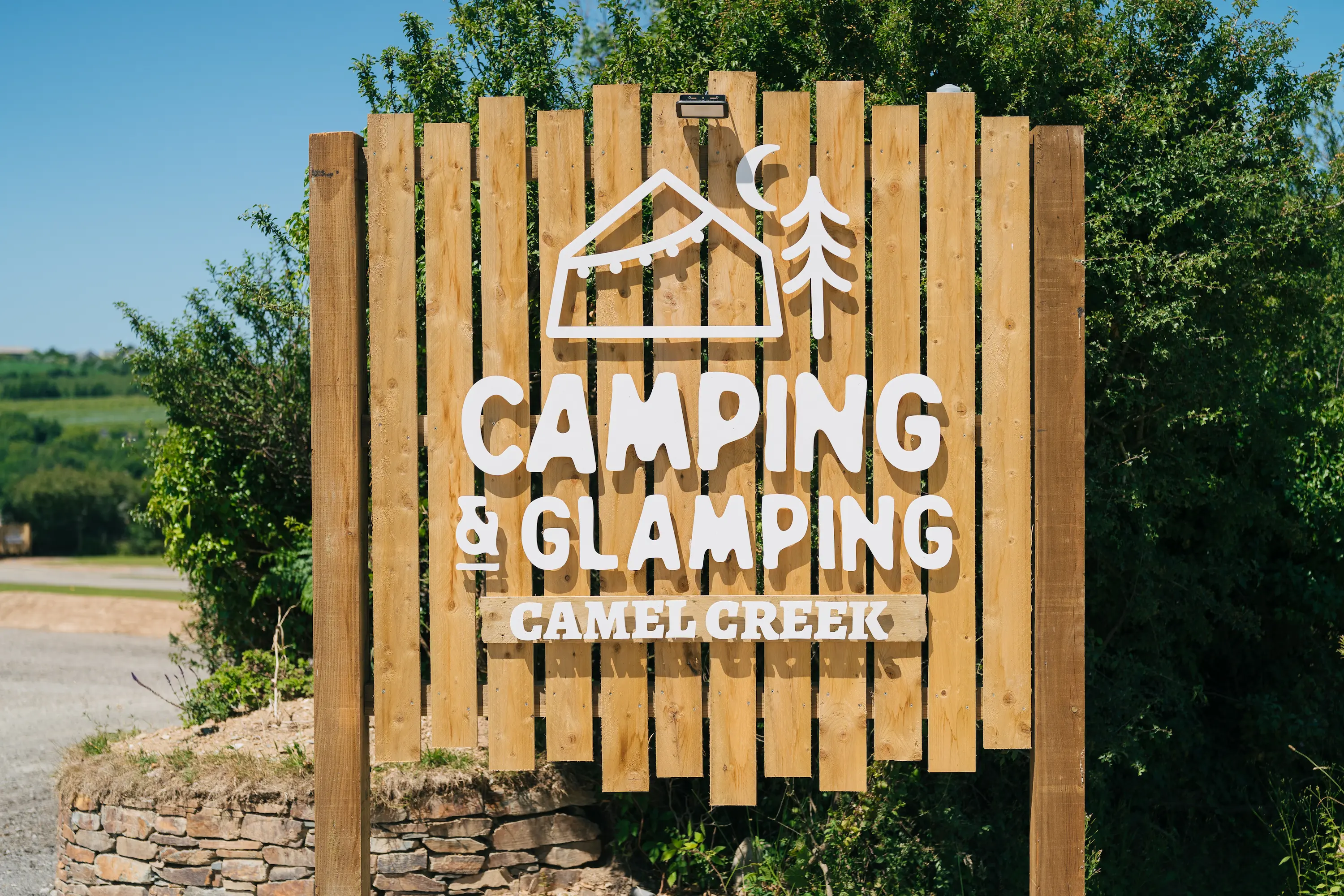 Camping & Glamping Sign